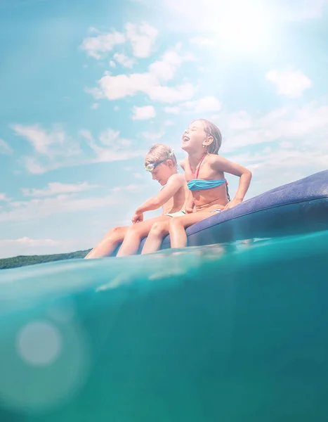 Hermana Hermano Sentados Colchón Inflable Disfrutando Del Agua Del Mar — Foto de Stock