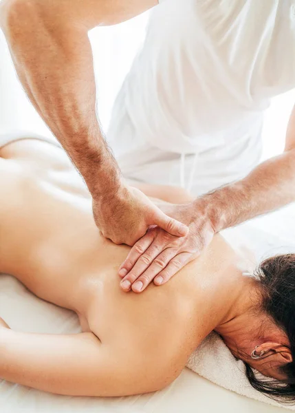 Masseur Man Doet Massage Manipulaties Het Scapula Gebied Zone Close — Stockfoto