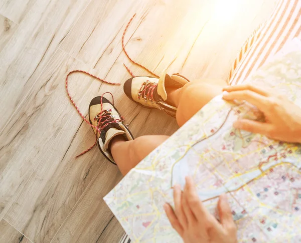 Joven Hembra Inspeccionando Mapa Ciudad Descansando Cama Con Botas Trekking — Foto de Stock