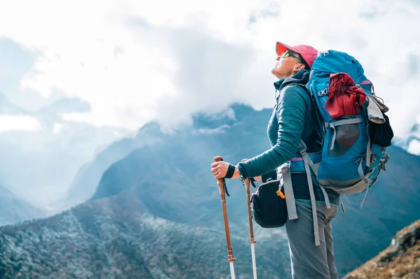 徒步旅行的年轻女子背包客在高空适应行走的过程中 享受着山谷和山景 尼泊尔珠穆朗玛峰基地徒步路线 主动度假的概念形象 — 图库照片