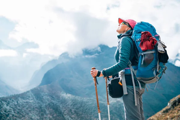 Junge Wanderinnen Genießen Bei Der Akklimatisierungswanderung Die Aussicht Auf Das — Stockfoto