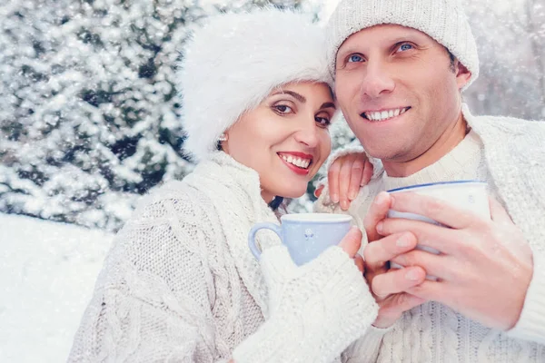 Pareja Enamorada Tazas Caliente Nieve Bosque Invierno — Foto de Stock