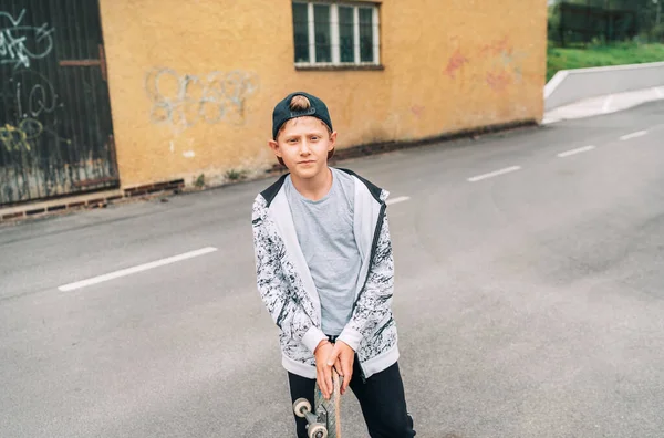 Niño Skater Adolescente Con Gorra Béisbol Retrato Calle Sosteniendo Monopatín — Foto de Stock
