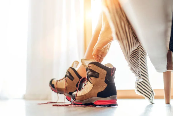 在阳光灿烂的早晨 年轻性感的赤脚女人们穿着一双新的徒步靴 脚上的鞋带是解开的 新的活动日开始概念图像 — 图库照片