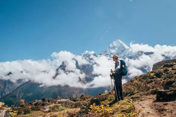 Homem Jovem Mochileiro Caminhante Usando Postes Trekking Desfrutando Montanha Thamserku — Fotografia de Stock