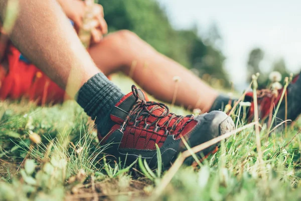 Backpackerovy Trekkingové Boty Zblízka Člověk Přestávku Odpočinek Sedí Zelené Trávě — Stock fotografie