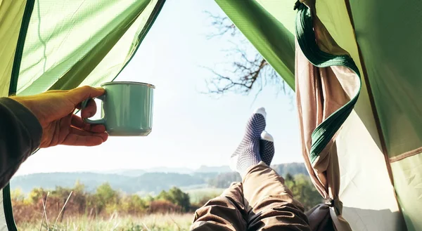 Freiheitsgefühl Reisender Blickt Aus Zelt Auf Bergpanorama Und Teetasse — Stockfoto