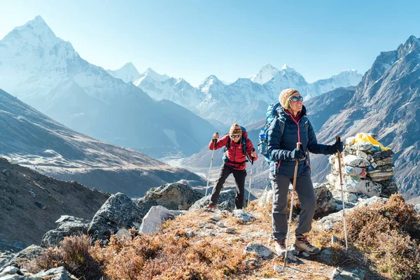 Para Podążająca Trasą Trekkingową Everest Base Camp Pobliżu Dughla 4620M — Zdjęcie stockowe