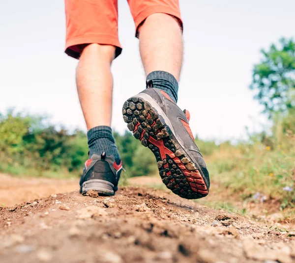 Close Beeld Reiziger Voeten Trekking Laarzen Berg Vuil Pad Zomer — Stockfoto