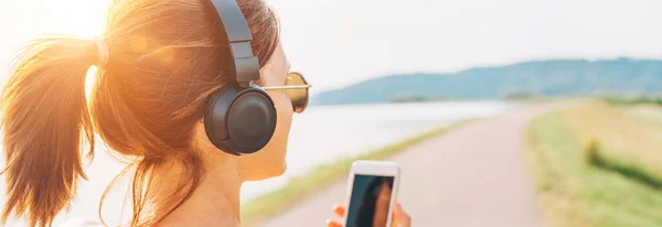 Young Teenager Girl Starting Jogging Listening Music Using Smartphone Wireless — Stock Photo, Image