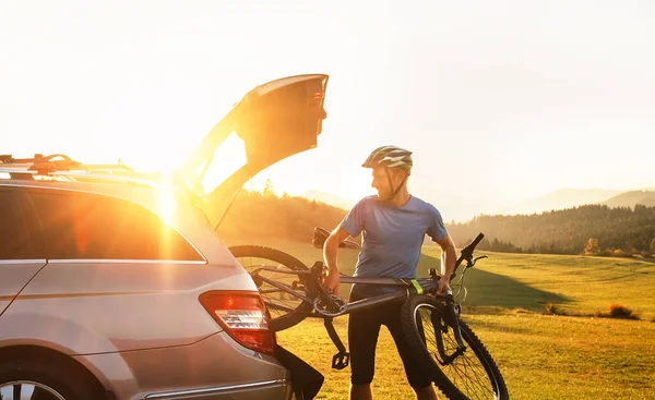 Jeune Homme Mettant Son Vélo Dans Coffre Une Voiture — Photo