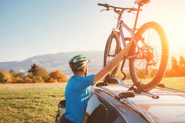 Motocyklista Górski Zabiera Rower Dachu Samochodu — Zdjęcie stockowe