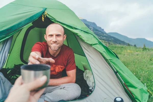 Lächelnder Glatzkopf Grünen Zelt Mit Der Thermoskanne Zum Morgendlichen Teetrinken — Stockfoto