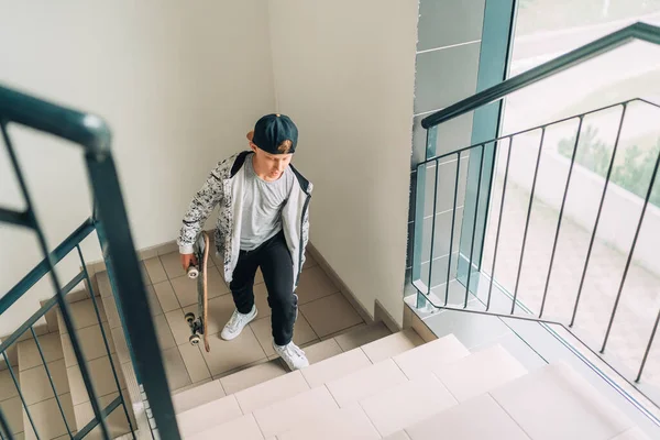 Niño Skater Adolescente Con Monopatín Subiendo Por Escalera Casa Generación — Foto de Stock