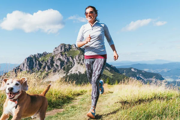 Feliz Jogging Femenino Sonriente Por Camino Gama Montaje Con Perro — Foto de Stock