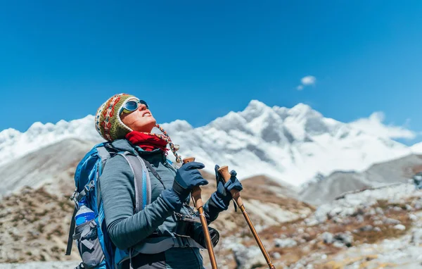 Jovem Mochileira Caminhante Fêmea Travando Caminhada Durante Rota Everest Base — Fotografia de Stock