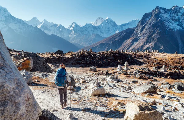 Młoda Kobieta Backpacker Everest Base Camp Trasa Trekkingowa Pomocą Kijów — Zdjęcie stockowe