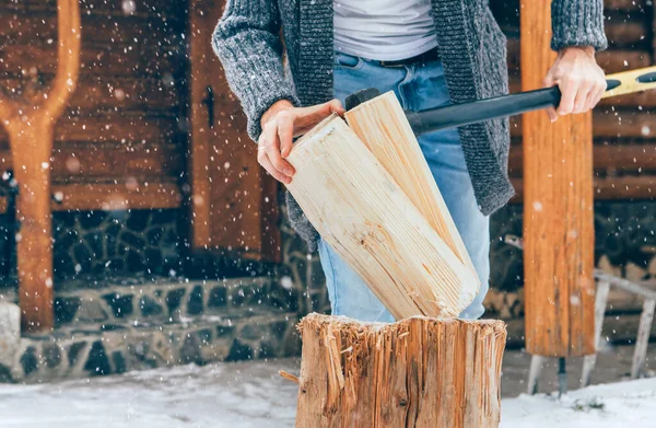 人们在雪地的院子里砍柴 找一个有厚厚的雪片背景的房子生火 冬季乡村假日的概念形象 — 图库照片