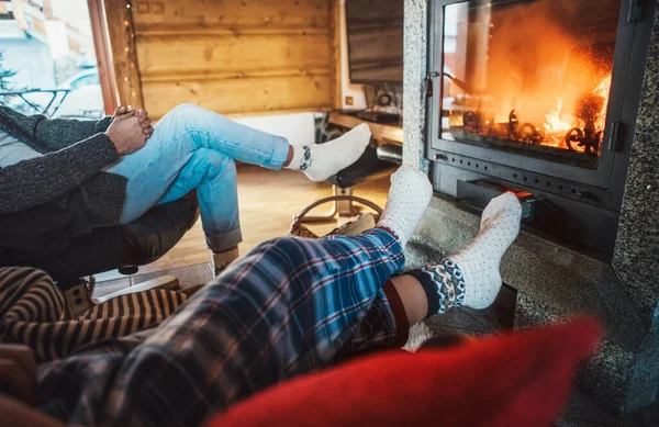 Vater Und Sohn Sitzen Bequemen Sesseln Ihrem Gemütlichen Landhaus Kamin — Stockfoto