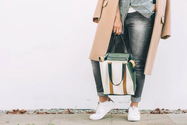 Närbild Kvinna Höst Stad Casual Outfit Med Shopper Väska — Stockfoto