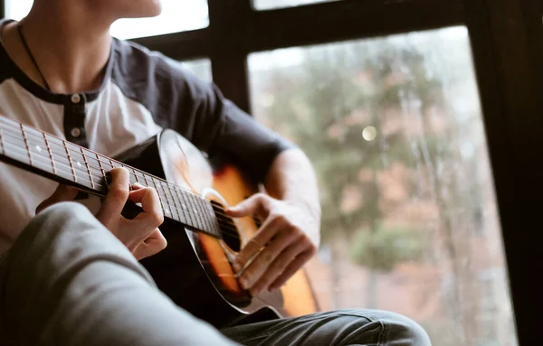 Manos Hombre Sentadas Ventana Grande Tocando Guitarra Los Dedos Cierran — Foto de Stock