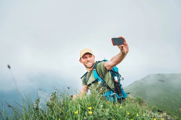 Hombre Mochilero Sonriente Tomando Una Foto Selfie Usando Teléfono Inteligente — Foto de Stock