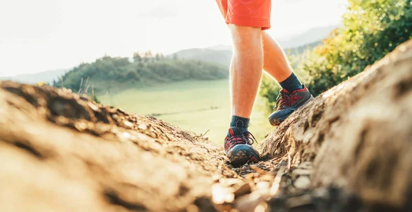 Närbild Bild Backpacker Resenär Fötter Trekking Stövlar Berg Smutsig Väg — Stockfoto