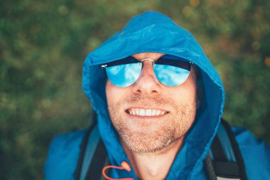 Sırt çantalı adam mola verdi. Dağ yürüyüşünün tadını çıkarıyor. Başını kaldırdı.