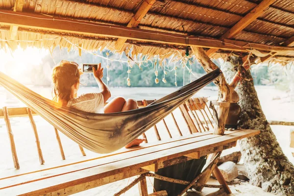 Jovem Fêmea Deitada Rede Tirando Uma Foto Paisagem Usando Smartphone — Fotografia de Stock