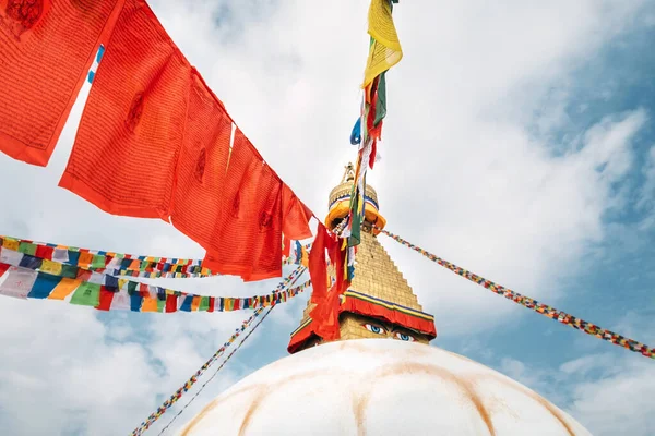 Wielokolorowe Flagi Modlitewne Tekstami Mantr Zawisły Szczycie Boudhanath Stupa Największych — Zdjęcie stockowe