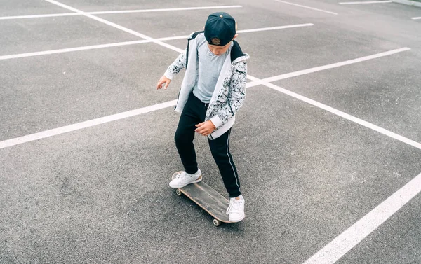 Tonårings Skateboardåkare Pojke Med Skateboard Asfalt Lekplats Gör Tricks Ungdomsgenerering — Stockfoto