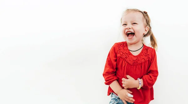 Vrolijk Lachend Klein Meisje Rode Blouse Studio Schieten Witte Achtergrond — Stockfoto