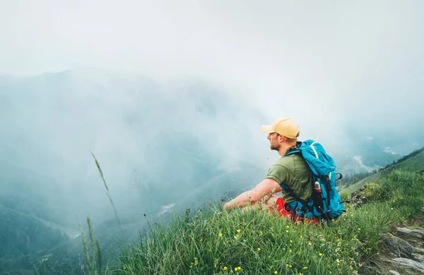 Backpacker Homem Tem Uma Pausa Descanso Desfrutando Fundo Vale Nublado — Fotografia de Stock