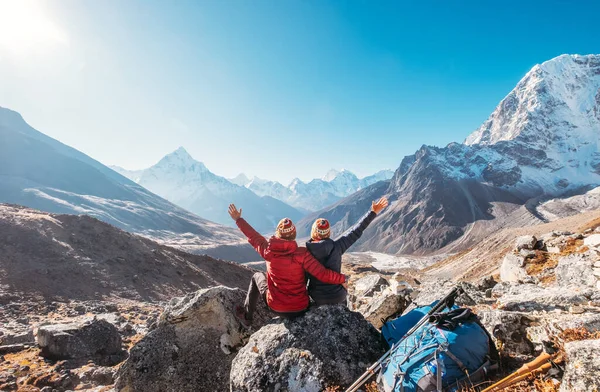 Para Wznoszących Się Ramion Radujących Się Trasą Trekkingową Everest Base — Zdjęcie stockowe