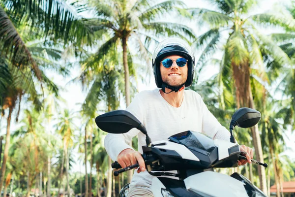 Feliz Sorrindo Turista Masculino Capacete Óculos Sol Andando Moto Scooter — Fotografia de Stock