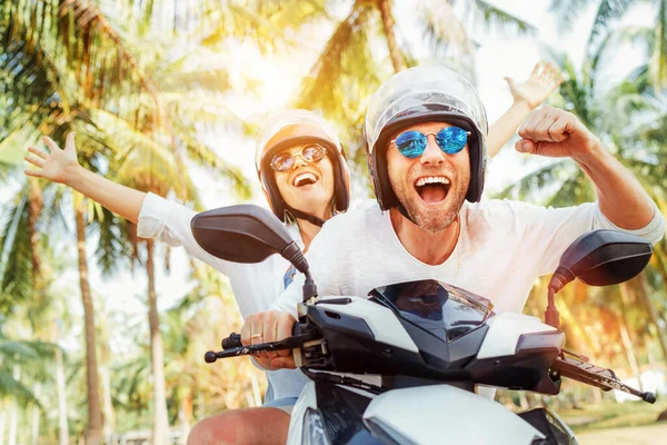 Feliz Casal Sorridente Viajantes Andando Moto Scooter Capacetes Segurança Durante — Fotografia de Stock