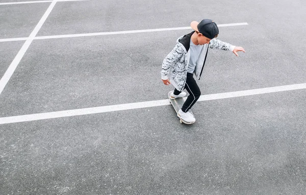 Niño Skater Adolescente Con Monopatín Patio Asfalto Haciendo Trucos Generación — Foto de Stock