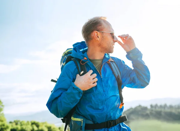 Backpacker Man Lifestyle Side Portrait Enjoying Mountain Landscape Wears Blue — Stock Photo, Image