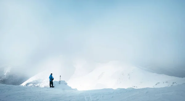 Trekker Hiver Restant Sur Sommet Montagne Escaladé Profiter Une Vue — Photo