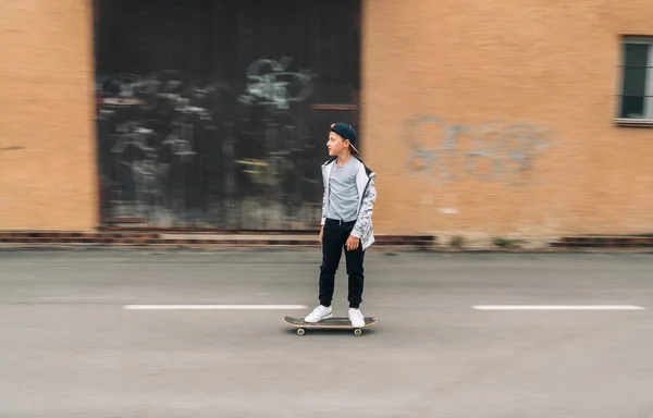 Anak Skateboarder Remaja Mengendarai Skateboard Jalan Aspal Dekat Dinding Graffiti — Stok Foto