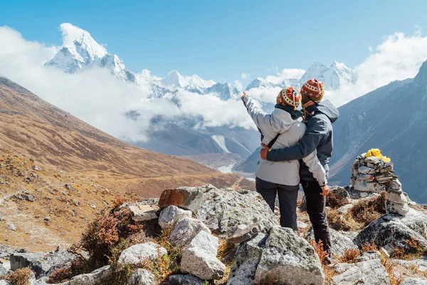 Pareja Descansando Ruta Trekking Del Everest Base Camp Cerca Dughla — Foto de Stock