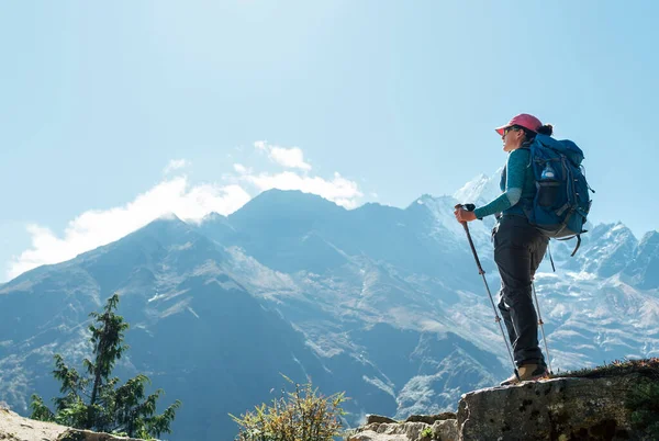 Joven Mochilera Excursionista Usando Bastones Trekking Disfrutando Vista Montaña Durante — Foto de Stock
