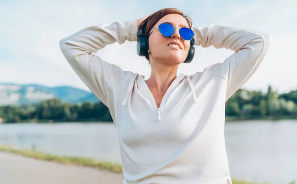 Ung Vacker Kvinna Blå Solglasögon Lyssnar Musik Med Smartphone Och — Stockfoto