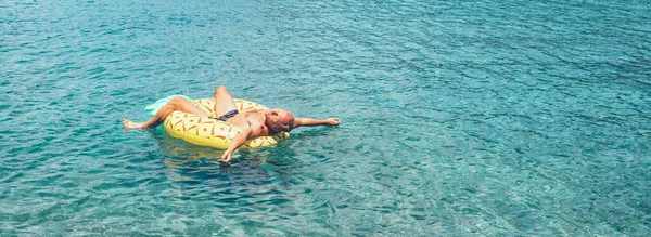 Homem Relaxante Quando Nada Anel Inflável Piscina Abacaxi Água Cristalina — Fotografia de Stock