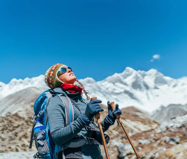 Jovem Mochileira Caminhante Fêmea Travando Caminhada Durante Rota Everest Base — Fotografia de Stock
