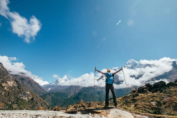 Homem Jovem Mochileiro Caminhante Levantando Braços Com Postes Trekking Desfrutando — Fotografia de Stock