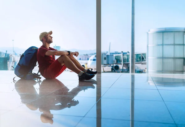 Alone Backpacker Traveller Sitting Airport Terminal Floor Waiting Boarding Aircraft — Stock Photo, Image