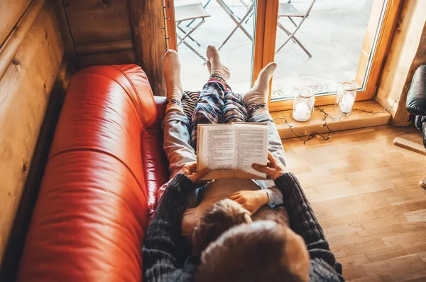 Vater Und Sohn Lesen Gemeinsam Ein Buch Auf Dem Gemütlichen — Stockfoto