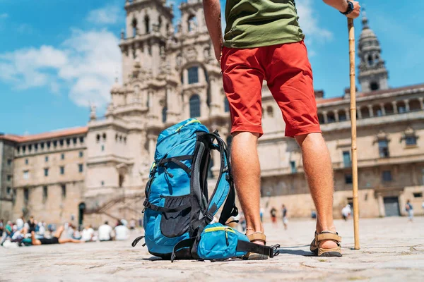 Уставшие Ноги Закрыть Фото Молодого Туриста Паломника Стоящего Площади Обрадейро — стоковое фото