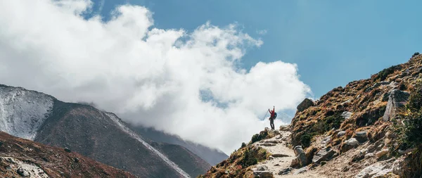 Die Silhouette Eines Wanderers Auf Wolkenhintergrund Steht Auf Einem Pfad — Stockfoto